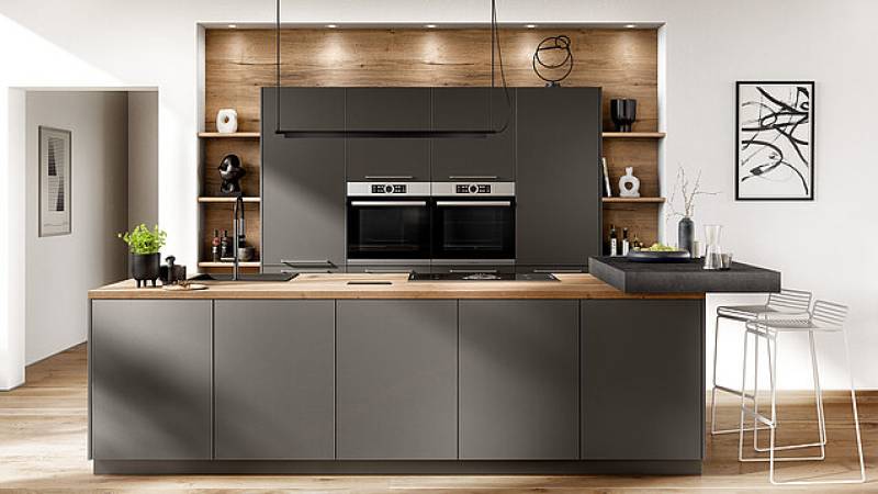 Façades de cuisine design laquées, mates ou vitrées avec cadre noir ou inox pour un rendu moderne et élégant