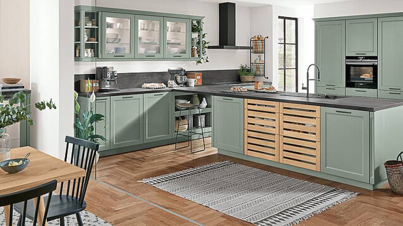 Façades de cuisine design laquées, mates ou vitrées avec cadre noir ou inox pour un rendu moderne et élégant