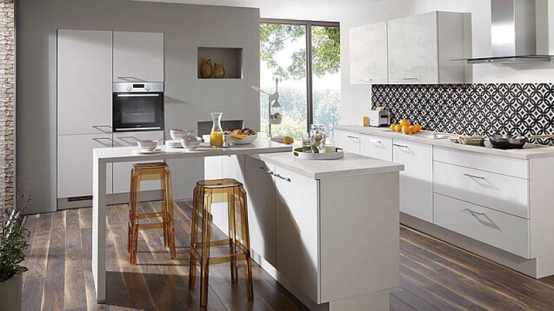 Façades de cuisine design laquées, mates ou vitrées avec cadre noir ou inox pour un rendu moderne et élégant