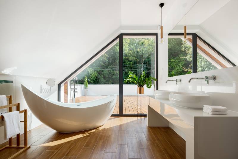 Rénovation de salle de bain sur mesure avec meuble double vasque et carrelage contemporain haut de gamme à Carry-le-Rouet