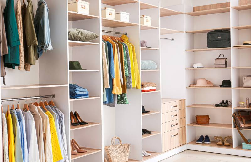 Conception de dressing ouvert moderne avec rangements sur mesure et optimisation pour chambre d’amis compacte à Les Pennes-Mirabeau