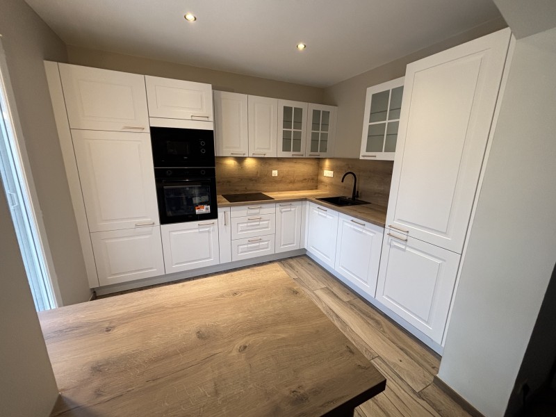 Vente et pose d'une cuisine intemporelle blanche mat avec plan de travail stratifié en bois pour une villa à Marignane