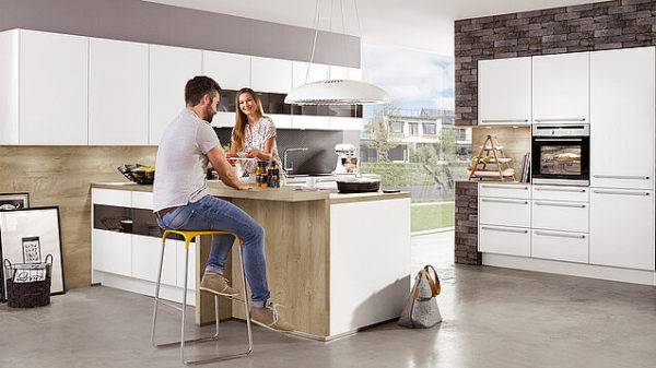 Façades de cuisine design laquées, mates ou vitrées avec cadre noir ou inox pour un rendu moderne et élégant