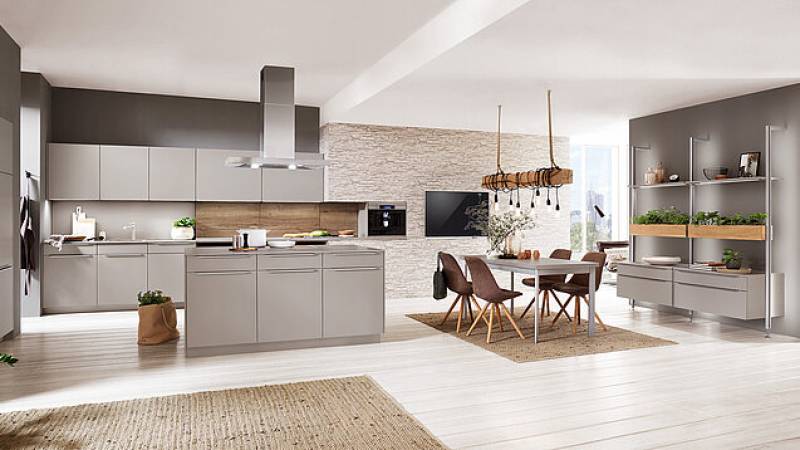 Façades de cuisine design laquées, mates ou vitrées avec cadre noir ou inox pour un rendu moderne et élégant