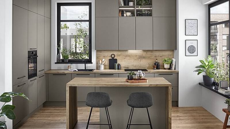 Façades de cuisine design laquées, mates ou vitrées avec cadre noir ou inox pour un rendu moderne et élégant