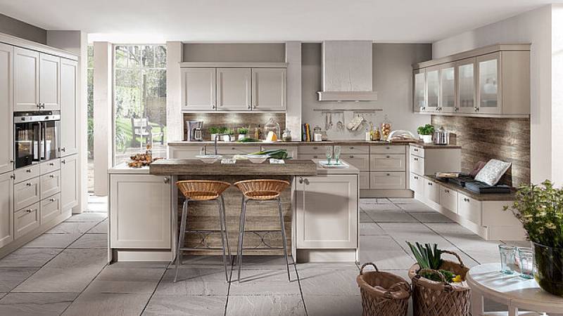 Façades de cuisine design laquées, mates ou vitrées avec cadre noir ou inox pour un rendu moderne et élégant