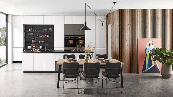Façades de cuisine design laquées, mates ou vitrées avec cadre noir ou inox pour un rendu moderne et élégant